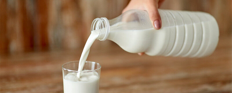 摄图网_300071627_banner_把牛奶从瓶子里倒在玻璃杯中（企业商用）2.jpg